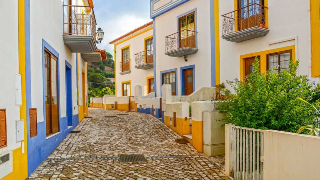 Une rue de Tavira au Portugal.