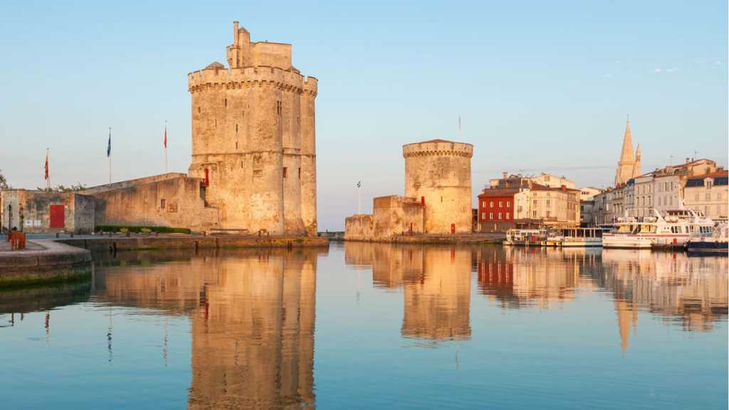 Voir les célèbres tours est une des choses à faire à La Rochelle.