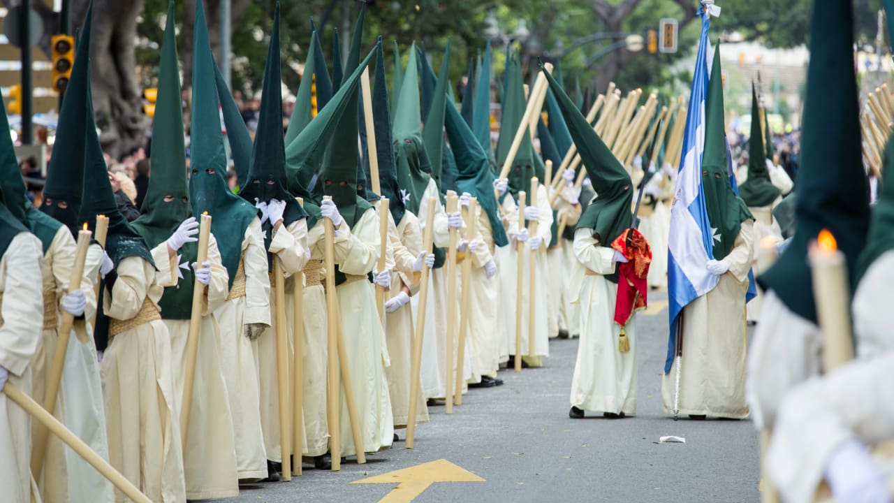 Une procession célèbre dans une rue de Séville durant la Semaine sainte.