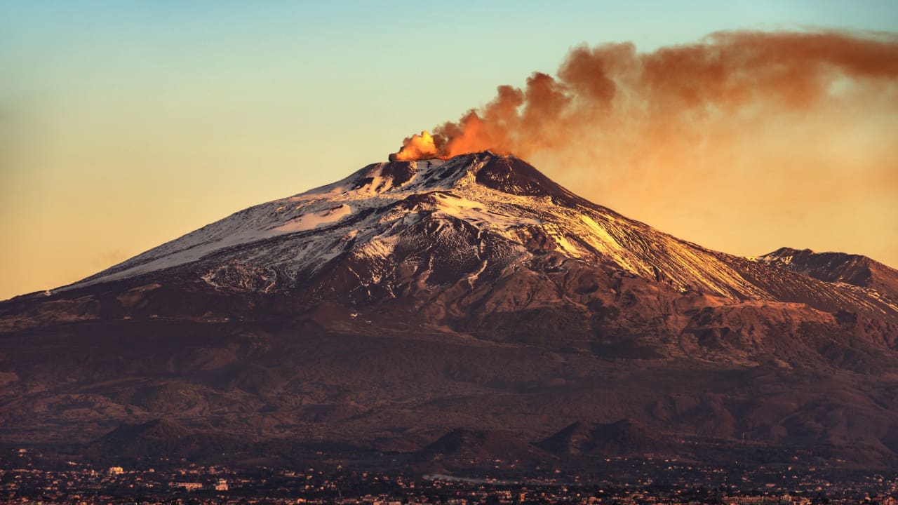 Le Mont Etna domine la ville de Catane.